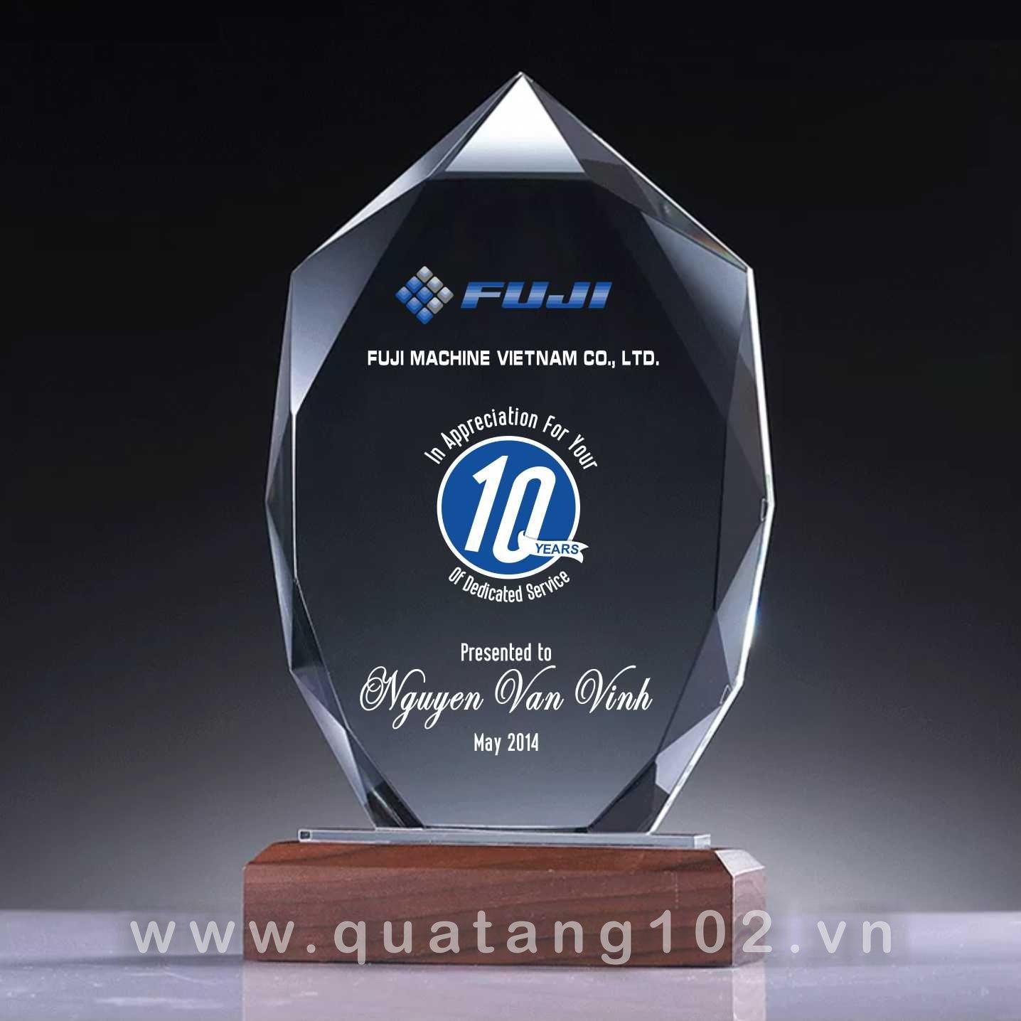 Đơn vị chuyên cung cấp quà tăng cho doanh nghiệp, công ty như quà tặng pha lê, cup pha lê, kỷ niệm chương, bảng vinh danh, đồng hồ, áo mưa...