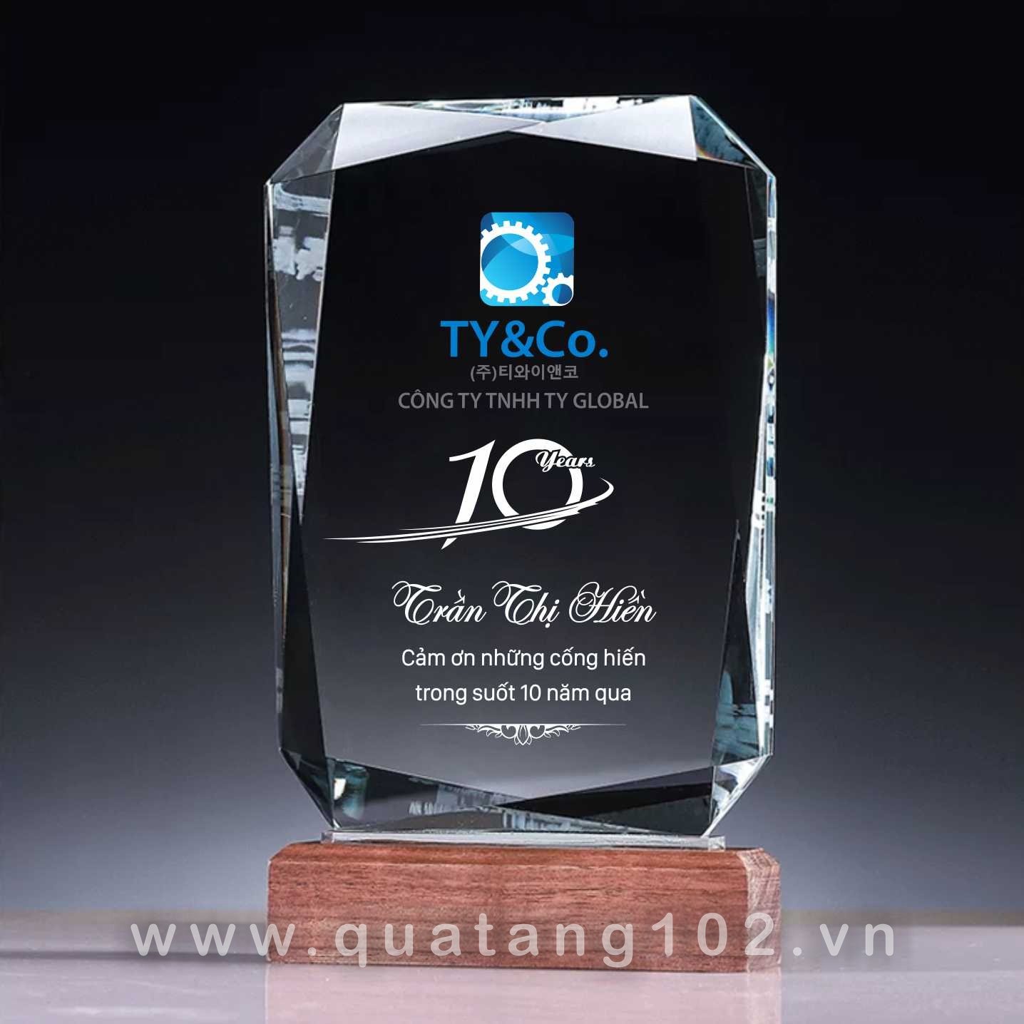 Đơn vị chuyên cung cấp quà tăng cho doanh nghiệp, công ty như quà tặng pha lê, cup pha lê, kỷ niệm chương, bảng vinh danh, đồng hồ, áo mưa...