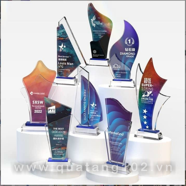Đơn vị chuyên cung cấp quà tăng cho doanh nghiệp, công ty như quà tặng pha lê, cup pha lê, kỷ niệm chương, bảng vinh danh, đồng hồ, áo mưa...