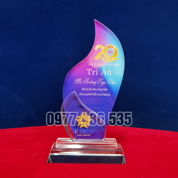 Đơn vị chuyên cung cấp quà tăng cho doanh nghiệp, công ty như quà tặng pha lê, cup pha lê, kỷ niệm chương, bảng vinh danh, đồng hồ, áo mưa...