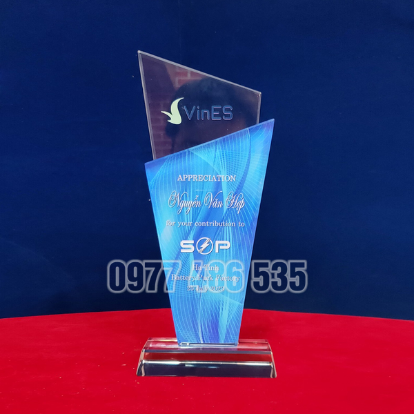 Đơn vị chuyên cung cấp quà tăng cho doanh nghiệp, công ty như quà tặng pha lê, cup pha lê, kỷ niệm chương, bảng vinh danh, đồng hồ, áo mưa...