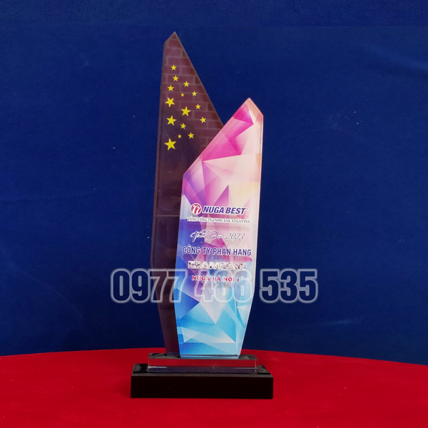 Đơn vị chuyên cung cấp quà tăng cho doanh nghiệp, công ty như quà tặng pha lê, cup pha lê, kỷ niệm chương, bảng vinh danh, đồng hồ, áo mưa...