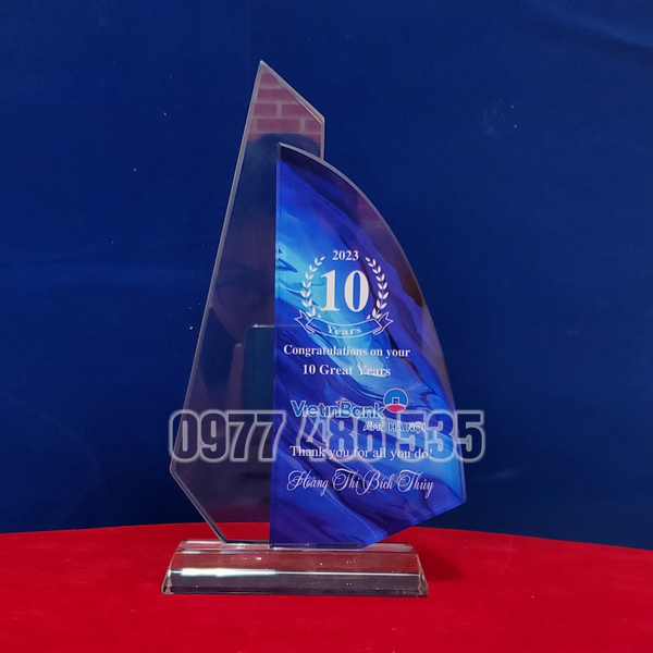 Đơn vị chuyên cung cấp quà tăng cho doanh nghiệp, công ty như quà tặng pha lê, cup pha lê, kỷ niệm chương, bảng vinh danh, đồng hồ, áo mưa...