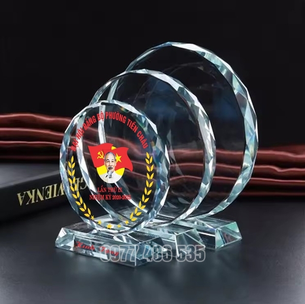 Đơn vị chuyên cung cấp quà tăng cho doanh nghiệp, công ty như quà tặng pha lê, cup pha lê, kỷ niệm chương, bảng vinh danh, đồng hồ, áo mưa...