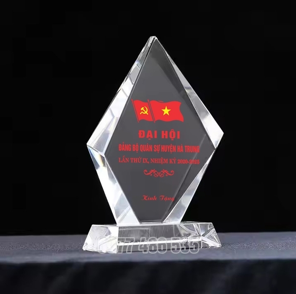 Đơn vị chuyên cung cấp quà tăng cho doanh nghiệp, công ty như quà tặng pha lê, cup pha lê, kỷ niệm chương, bảng vinh danh, đồng hồ, áo mưa...