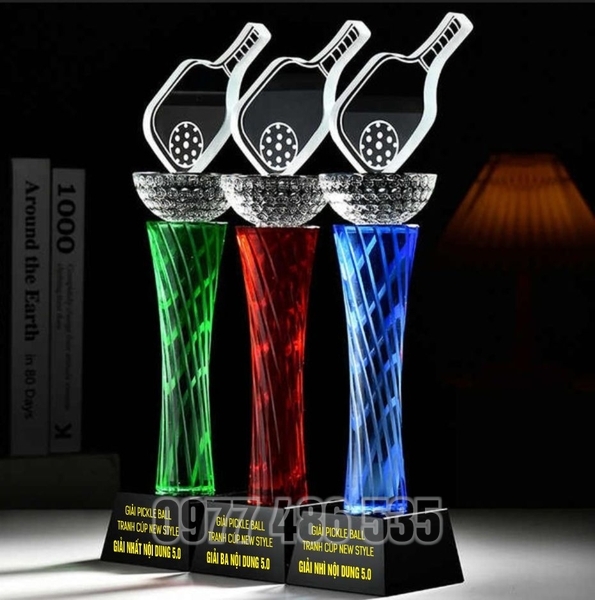 Đơn vị chuyên cung cấp quà tăng cho doanh nghiệp, công ty như quà tặng pha lê, cup pha lê, kỷ niệm chương, bảng vinh danh, đồng hồ, áo mưa...