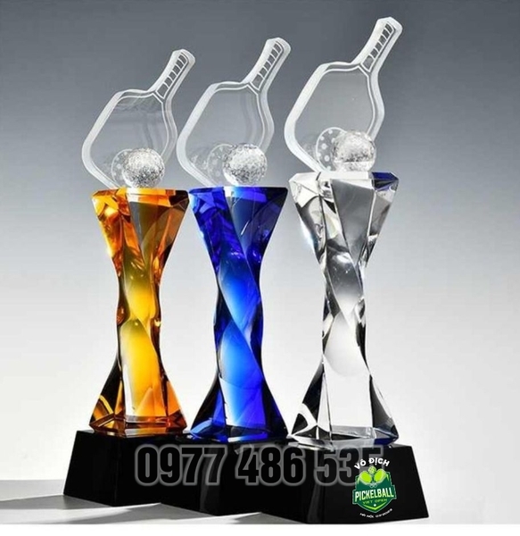 Đơn vị chuyên cung cấp quà tăng cho doanh nghiệp, công ty như quà tặng pha lê, cup pha lê, kỷ niệm chương, bảng vinh danh, đồng hồ, áo mưa...