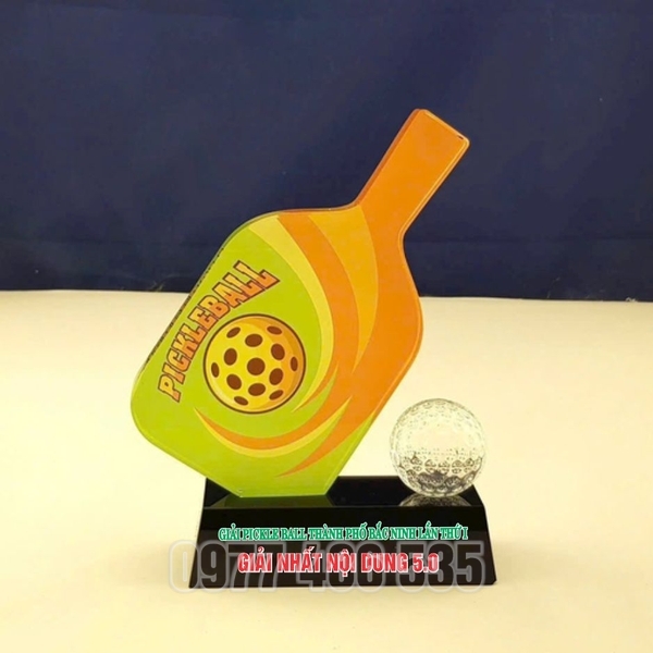 Đơn vị chuyên cung cấp quà tăng cho doanh nghiệp, công ty như quà tặng pha lê, cup pha lê, kỷ niệm chương, bảng vinh danh, đồng hồ, áo mưa...