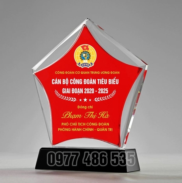 Đơn vị chuyên cung cấp quà tăng cho doanh nghiệp, công ty như quà tặng pha lê, cup pha lê,kỷ niệm chương, bảng vinh danh, đồng hồ, áo mưa...
