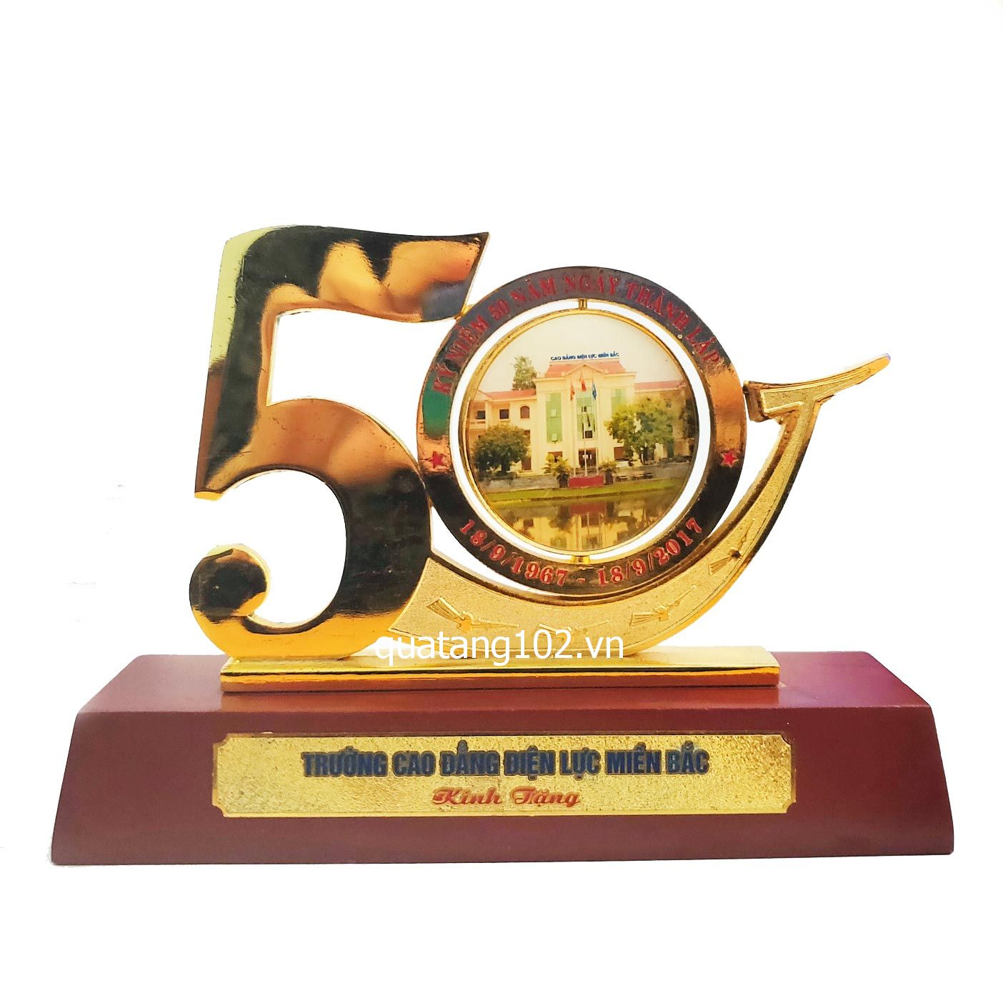Đơn vị chuyên cung cấp quà tăng cho doanh nghiệp, công ty như quà tặng pha lê, cup pha lê, kỷ niệm chương, bảng vinh danh, đồng hồ, áo mưa...